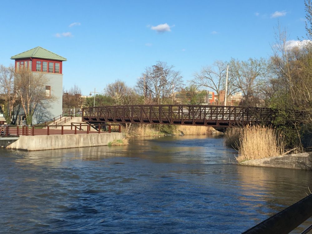 Onondaga_Creekwalk_Inner_Harbor_Bridge.JPG