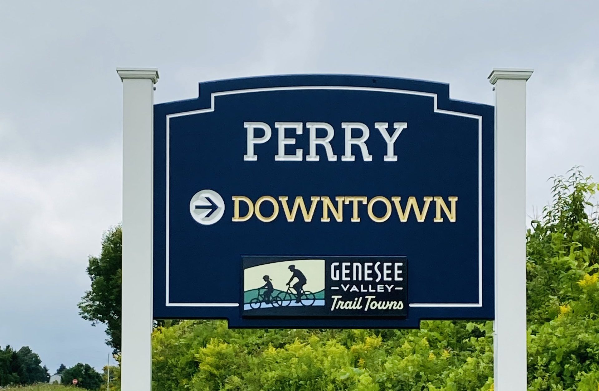A directional sign, leading cyclists along the Genesee Valley Greenway to Downtown Perry